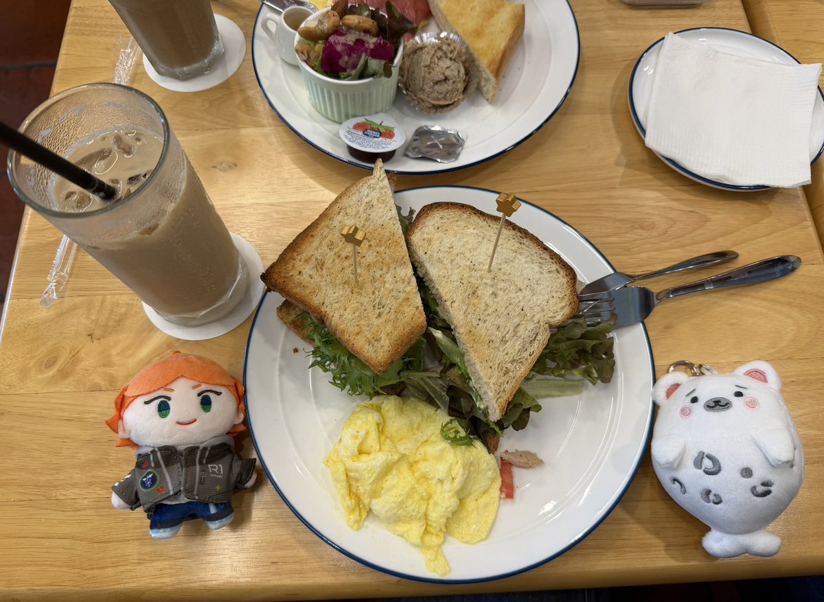 MeNigel546's tweet photo. @yusbscc 和我家阿邁邁、豹子球吃早餐😋 https://t.co/3aRHzQ9HgW