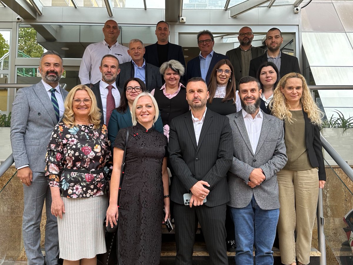 EUWB6_TCT's tweet photo. Better railways start with cooperation 🚆🤝

Our two meetings in Skopje focused on railway reforms, safety and infrastructure to strengthen connections across the #WesternBalkans and with the EU.

Learn more 👇
https://t.co/EpWdvNUHDt

We are #TogetherConnected 💙 https://t.co/eS5eupO4c2