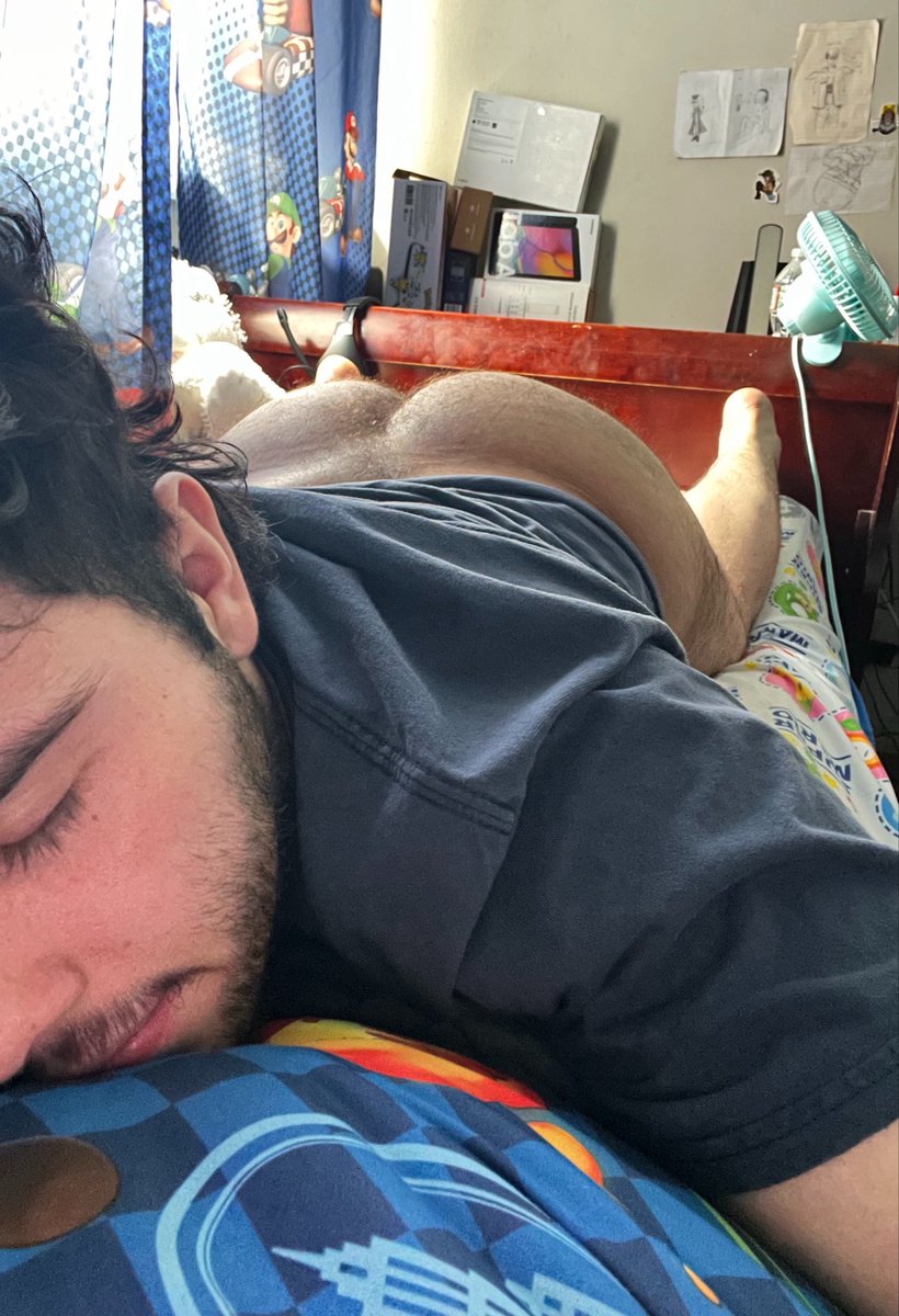 the_lagoonb's tweet photo. Me sleeping like this https://t.co/EUppSlGZNF
