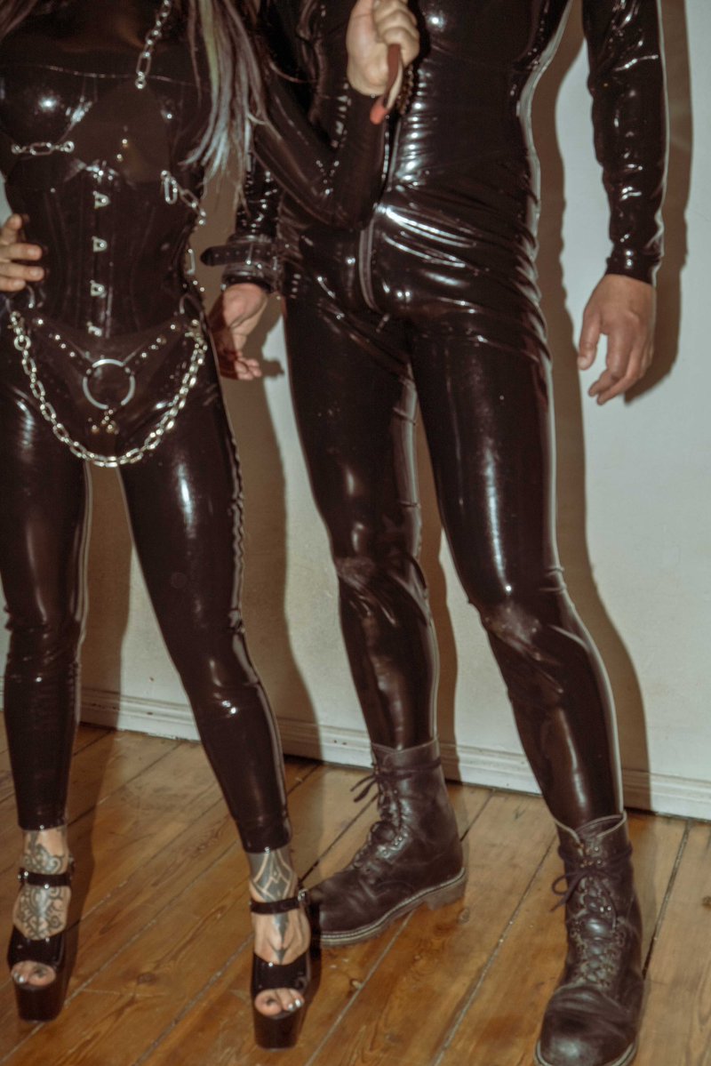 goddess_yaz_'s tweet photo. Rubber and chains ⛓️‍💥 https://t.co/svS6cVK9vi
