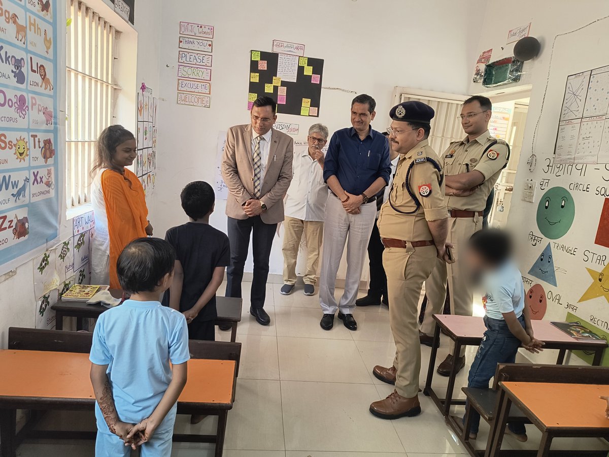 DMMathura1's tweet photo. माननीय जिला जज श्री विकास कुमार जी के साथ जिला कारागार में उपस्थित बच्चों को टॉफी, चॉकलेट, लॉलीपॉप, बिस्किट, चिप्स, फ्रूटी आदि का वितरण किया।

बच्चों के क्लासरूम (कक्षा) का निरीक्षण किया।

बच्चों से पहाड़े, गिनती, पोयम, फलों के नाम, ए0बी0सी0डी0, संडे-मंडे-ट्यूजडे आदि को सुना।

कक्षा में बने विभिन्न चित्रों को पहचानने हेतु बच्चों से कहा, जिसपर उपस्थित बच्चों ने सभी चित्रों को सही-सही पहचाना।

@UPGovt @myogiadityanath
@CMOfficeUP @InfoDeptUP