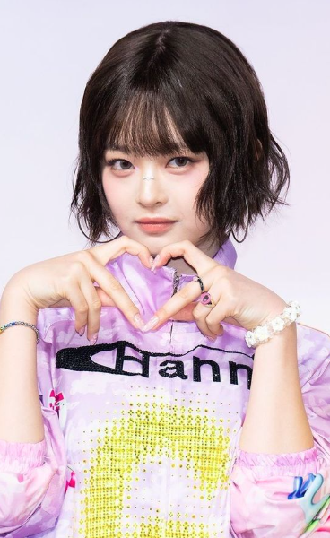 AboutMusicYT's tweet photo. Happy 22nd birthday to the amazing Hanni of NewJeans! https://t.co/2zN1UPn1F4