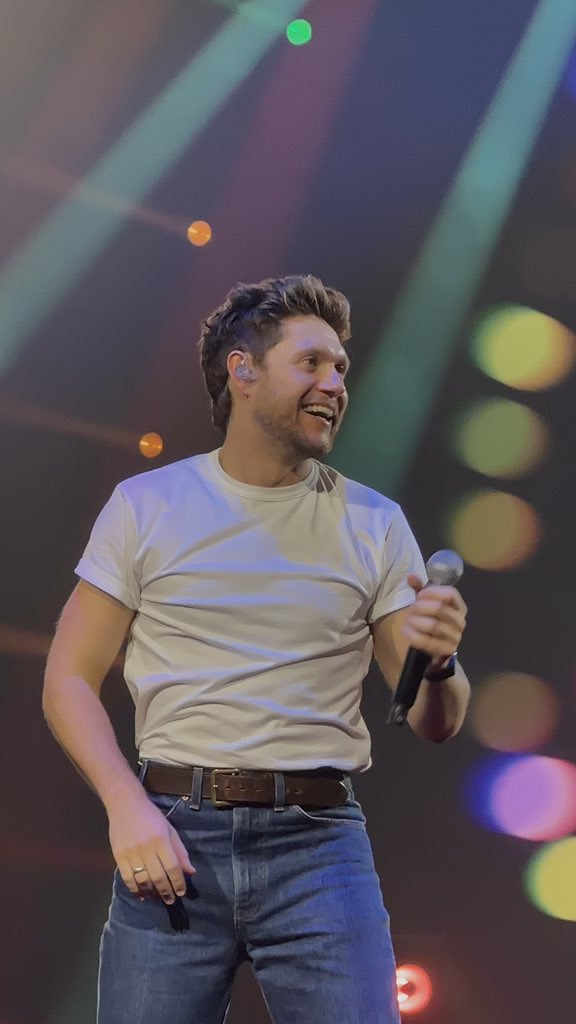 loutaars's tweet photo. outfit niall sama rony tuh selalu mirip dan ini semua juga dari show yang sama https://t.co/w6YTgVCcgm
