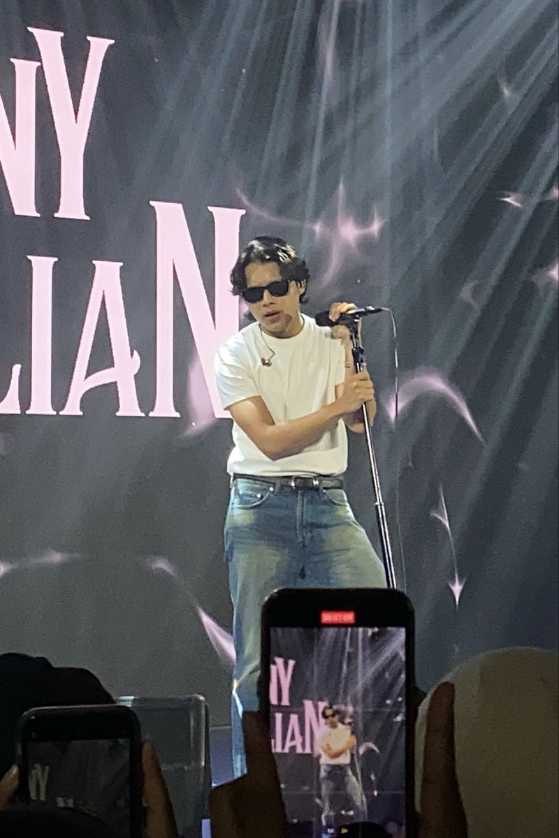 loutaars's tweet photo. outfit niall sama rony tuh selalu mirip dan ini semua juga dari show yang sama https://t.co/w6YTgVCcgm