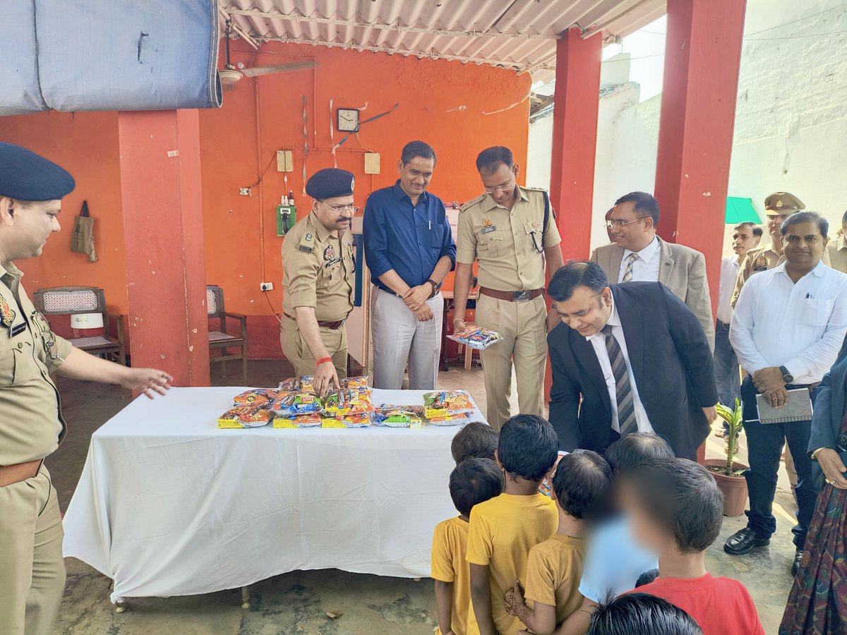 DMMathura1's tweet photo. माननीय जिला जज श्री विकास कुमार जी के साथ जिला कारागार में उपस्थित बच्चों को टॉफी, चॉकलेट, लॉलीपॉप, बिस्किट, चिप्स, फ्रूटी आदि का वितरण किया।

बच्चों के क्लासरूम (कक्षा) का निरीक्षण किया।

बच्चों से पहाड़े, गिनती, पोयम, फलों के नाम, ए0बी0सी0डी0, संडे-मंडे-ट्यूजडे आदि को सुना।

कक्षा में बने विभिन्न चित्रों को पहचानने हेतु बच्चों से कहा, जिसपर उपस्थित बच्चों ने सभी चित्रों को सही-सही पहचाना।

@UPGovt @myogiadityanath
@CMOfficeUP @InfoDeptUP