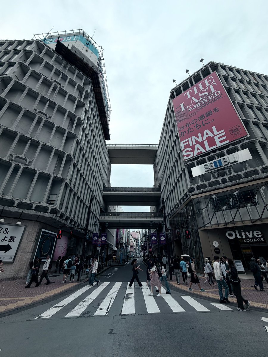 izodeath's tweet photo. その昔「カノッサの屈辱」という番組がありまして…「デパート大航海時代」という回で渋谷は「ユーラシブヤ大陸」と称され東急と西武（西武百貨店・パルコ等）による激しい商業・文化戦争（渋谷大戦争）として解説されていたのが懐かしい…今やファストファッションが世を席巻。時代は変わりましたね。 https://t.co/snP6jmoRL5
