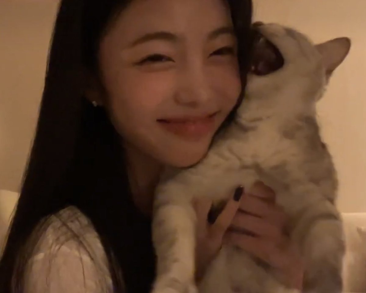 hioyah's tweet photo. 어떻게 이렇게까지 다를 수 잇지 https://t.co/zF9YkCjTIO