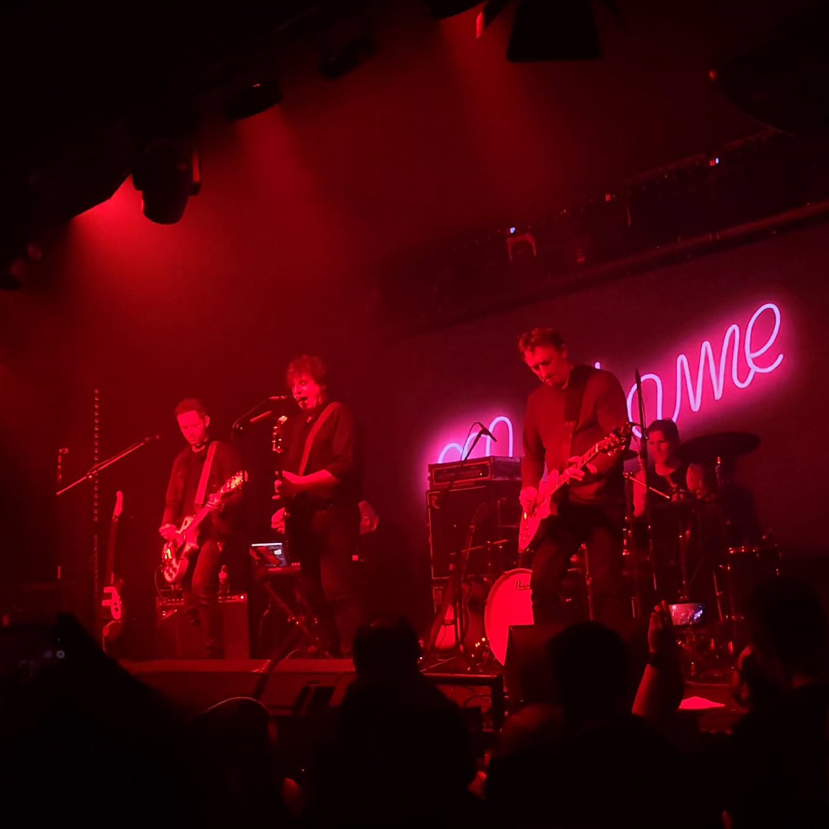 WoWDarkness's tweet photo. 일요일: 어둠의 공주 @mandyusedto와 함께한, 브라질에서 열린 전설적인 @chameleonsbandofficial의 첫 공연. @thecompleters의 강렬한 오프닝과 월요일까지 이어진 파티. 한 주를 마무리하고 시작하는 더 좋은 방법은 모르겠다. https://t.co/NikNIC1cNb