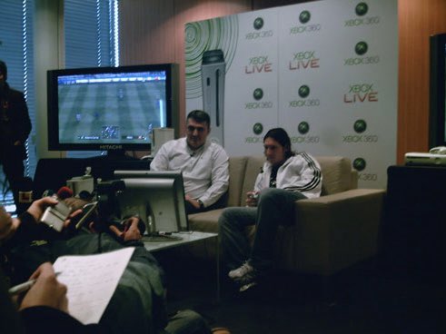 Barca_Archive's tweet photo. Messi playing a virtual Clásico against Real Madrid during an Xbox live event at Camp Nou, 2007. https://t.co/NzcQaTgyaQ