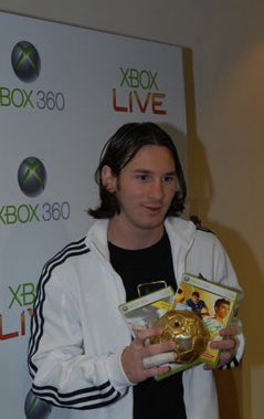 Barca_Archive's tweet photo. Messi playing a virtual Clásico against Real Madrid during an Xbox live event at Camp Nou, 2007. https://t.co/NzcQaTgyaQ