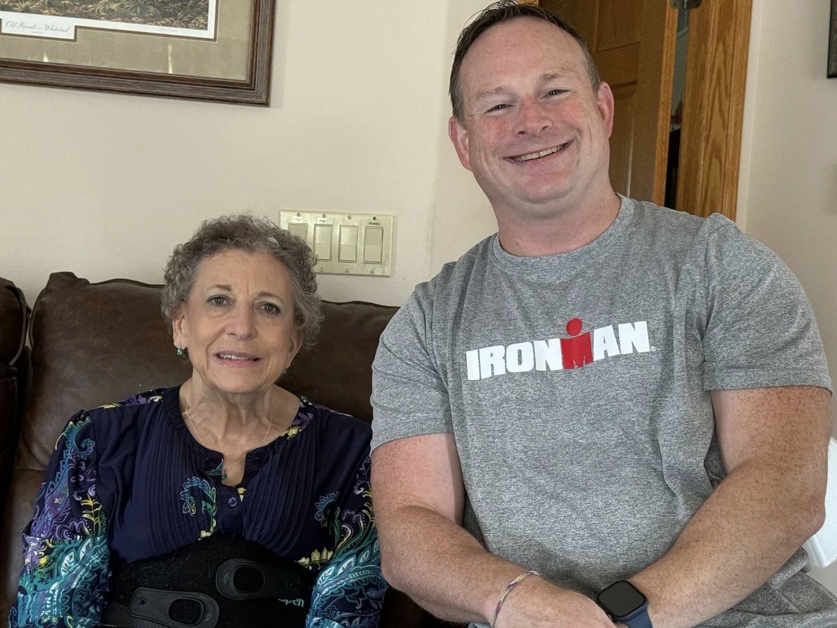 Nextdoor's tweet photo. Ica Shaull came home from the hospital to recover alone. Her neighbor Dan Schaefer organized meals for weeks and has taken her bins to the curb every Wednesday since.

That was five months ago. He's still doing it.

Dan is one of five honorees we're spotlighting this week. Read more: https://t.co/qi2PV3ZF40 #GoodNeighborDay