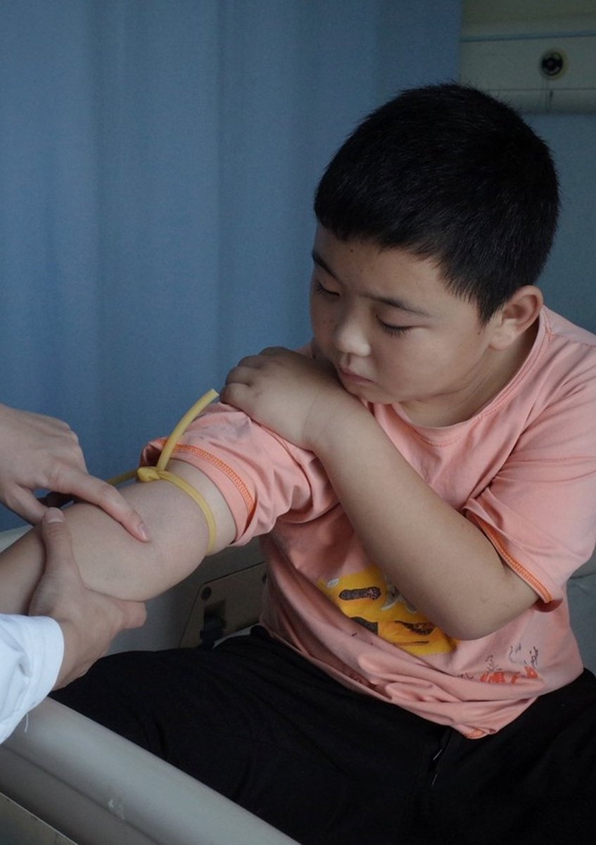 interesting_aIl's tweet photo. An 11 year old boy in China gained 15kg in three months by eating five meals a day so he could donate bone marrow to his dad, who had leukemia

"Save dad first, lose weight later," he said https://t.co/gxcmV6QL1n