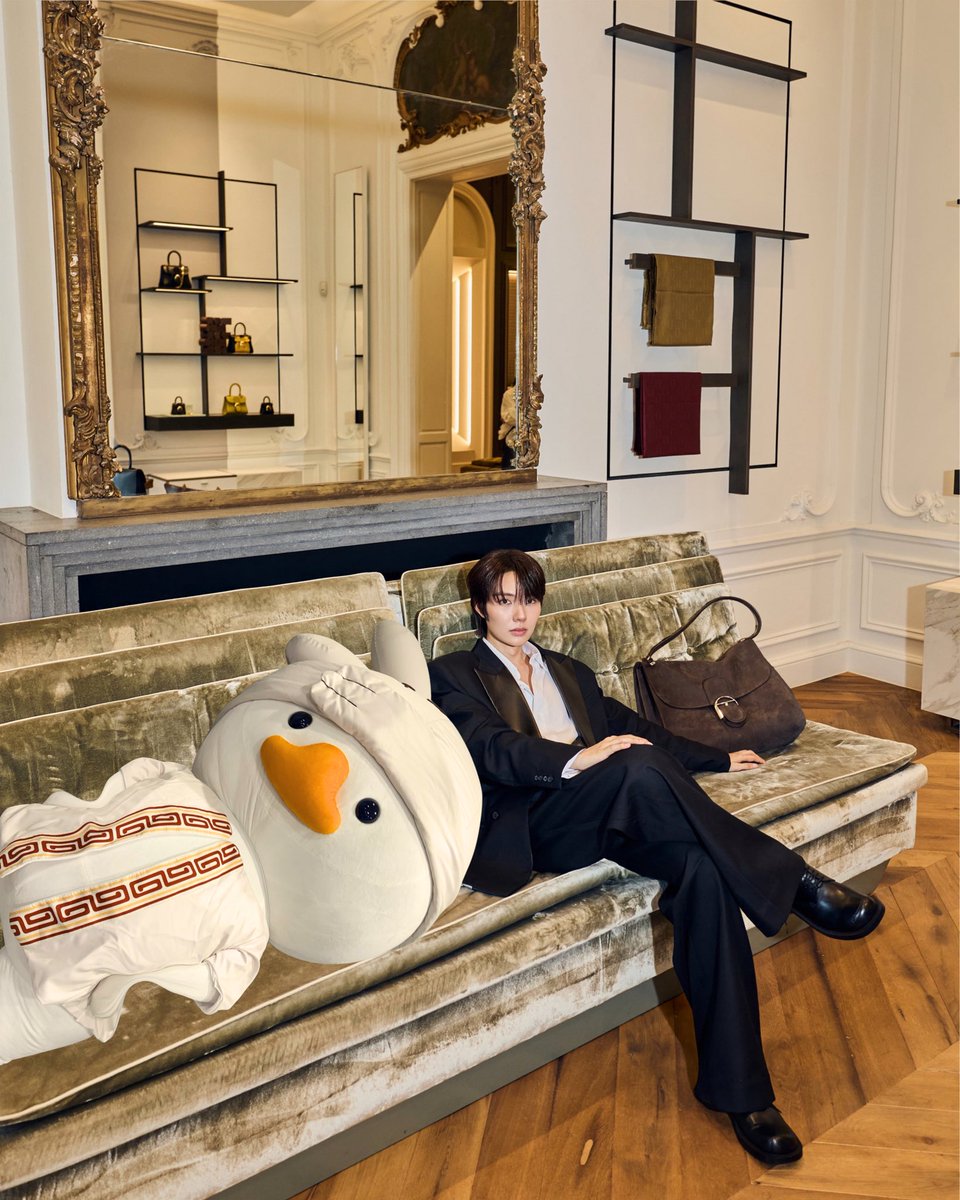 NampingsterLand's tweet photo. นอนที่ไหนก็ไม่เหมือนกัน💤 เพราะพี่เอ๋นอนโซฟาที่ Hans Op de Beeck, Delvaux Arsenal & Le 27 Flagship อยู่ข้าง ๆ ปะปี๊ น้ำปิงนภัสกร คนไทยคนแรก พร้อมกระเป๋าหนังแบรนด์ในตำนานอย่าง Delvaux เยี่ยมเลยนะคับเนี่ย ⭐️🤏🏻🙂‍↕️

A DELVAUX MOMENT WITH NAMPING
#NampingxDelvaux
#Delvaux
#nampingster