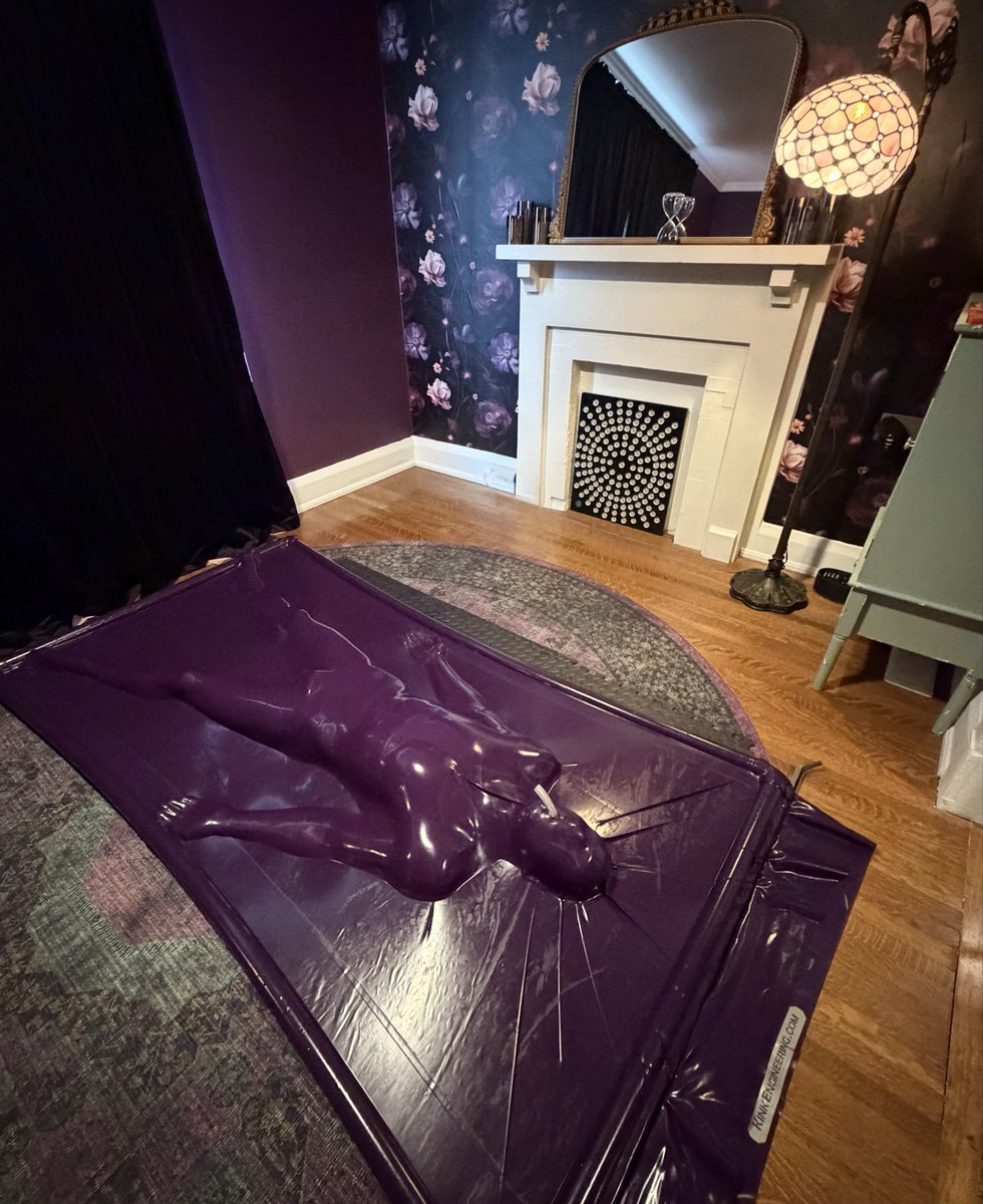 LadyDelphineTO's tweet photo. Wrapped in latex, held in delicious restriction. 🖤

Thank you @ibc999 for making this indulgence possible. https://t.co/3Ss7OyKEy7