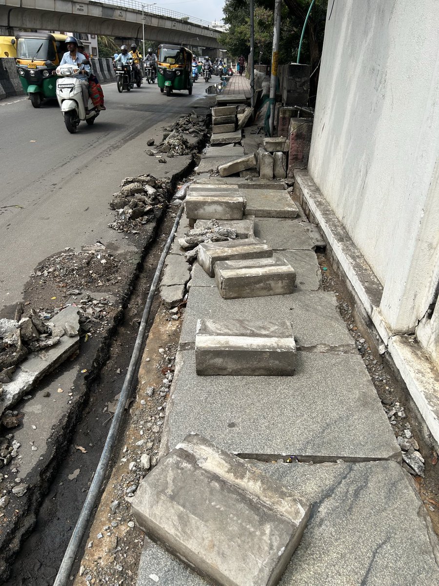 gemsofbabus_'s tweet photo. Just a proper footpath and the street goes from Third World to First World. But BABUS nahi maanenge! 🤡🙏 https://t.co/DHSfWc6zcn