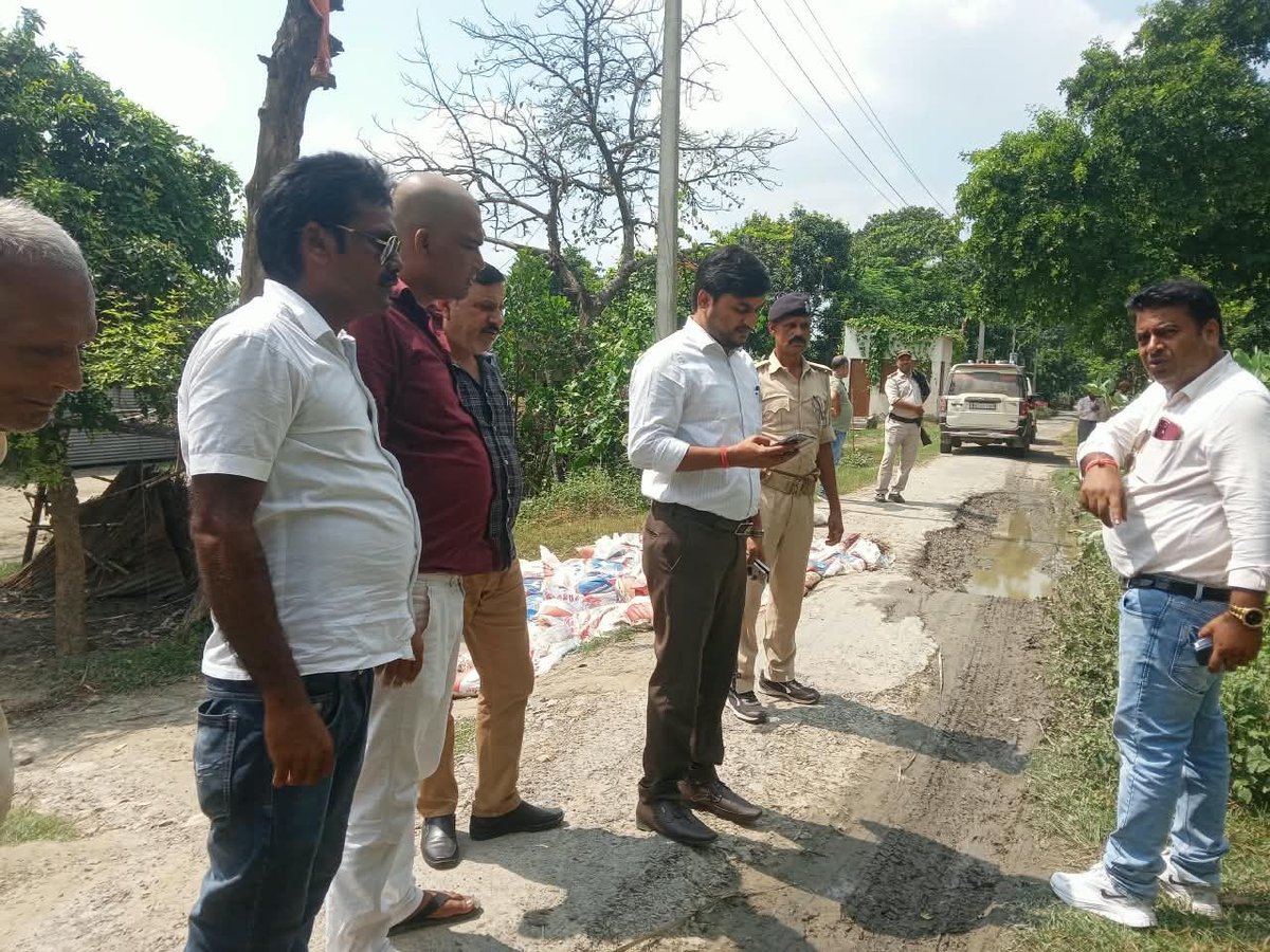 Dist_Gopalganj's tweet photo. प्रतिनियुक्त पदाधिकारी एवं कर्मियों द्वारा तटबंधों की सतत निगरानी....
#samratchoudhary
#cmsamrat
#CommunityKitchen
#FloodRelief
#gopalganj https://t.co/QMnZIQy4fg