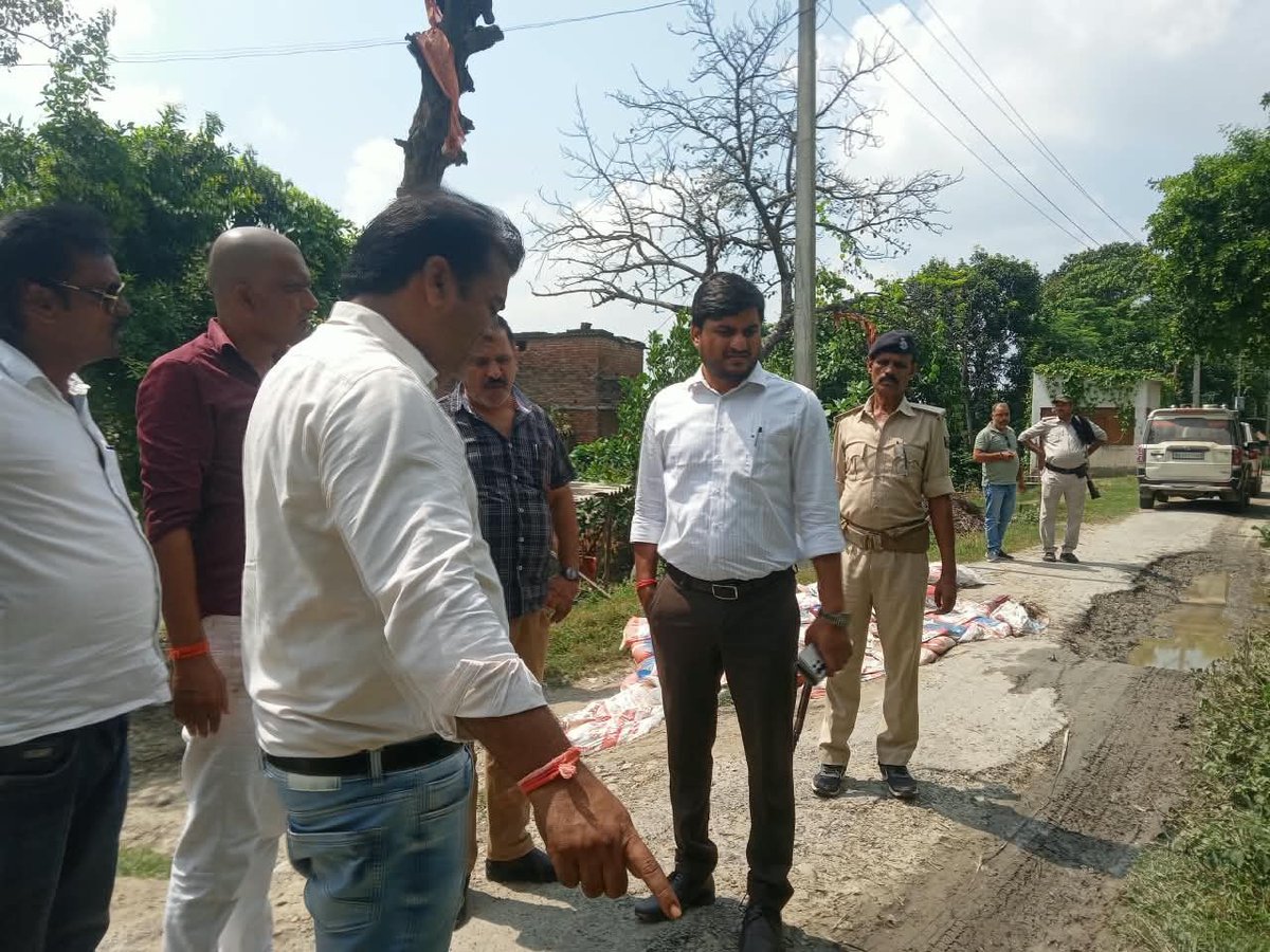 Dist_Gopalganj's tweet photo. प्रतिनियुक्त पदाधिकारी एवं कर्मियों द्वारा तटबंधों की सतत निगरानी....
#samratchoudhary
#cmsamrat
#CommunityKitchen
#FloodRelief
#gopalganj https://t.co/QMnZIQy4fg