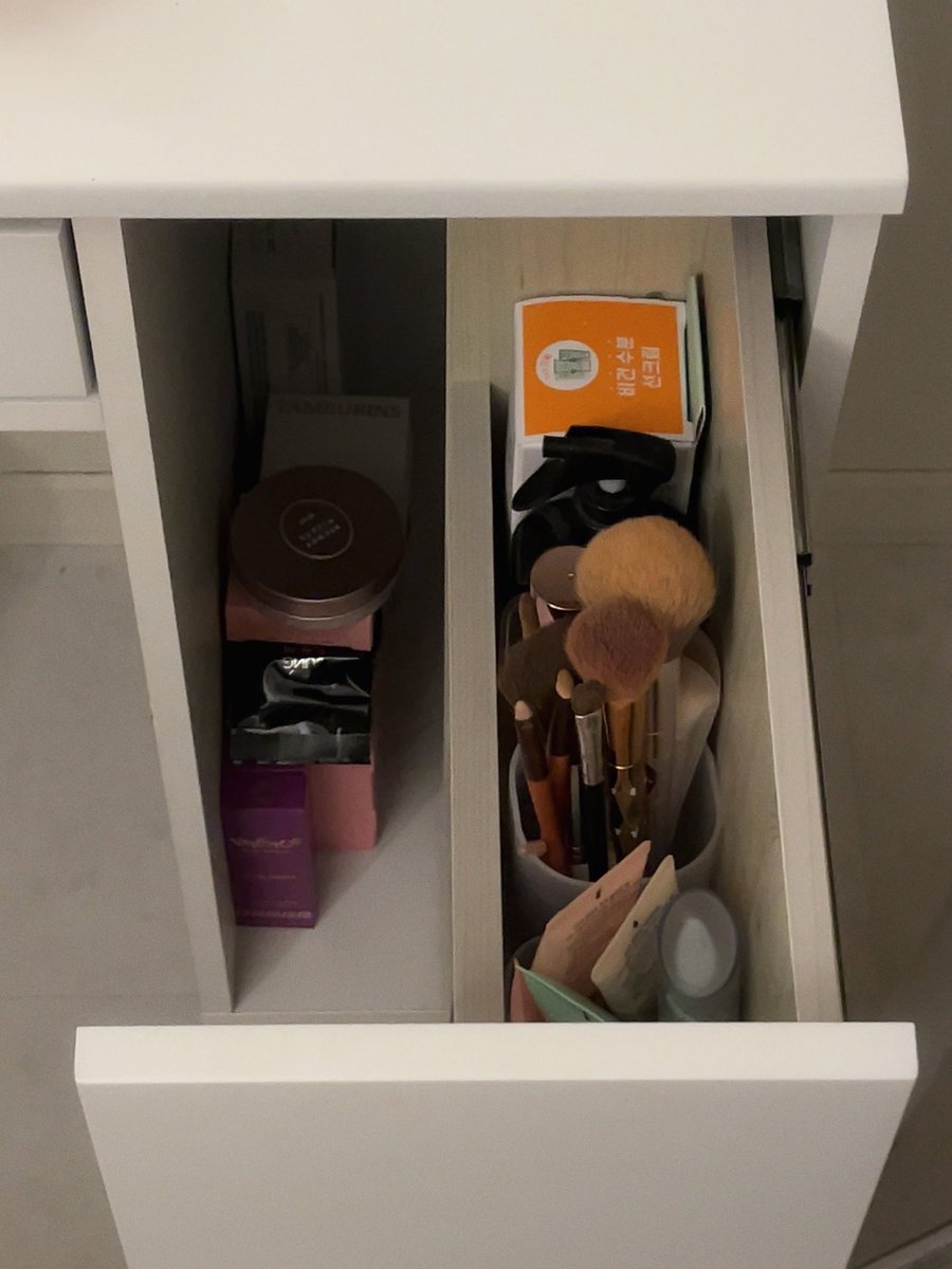 wwwmylifecom's tweet photo. 화장대정보 하루종일 뒤져서 겨우찾앗다!!!!
진짜 공간차지 대비 수납력 미친 화장대
거울 뒷공간까지 빼서 쓸수있게 슬라이딩 도어 달려있어서 소품류, 고데기, 개봉예정인 화장품들 창고마냥 다 넣어둘수있는게 개큰장점임 종류별 서랍 다 달려있어서 종류별로 구분해놓고 동선짜기도 편함 https://t.co/tpZ66705PC