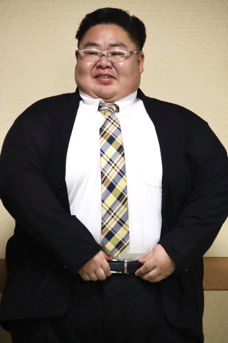 to_sumo's tweet photo. 断髪した黎大丸が想像を超えてきた。
演技はまだ難しいかもしれないけど、モデルならすぐできそうだし、これから色々な衣装にチャレンジして欲しい。
まだ引退したのが信じられなくて、コスプレかなと思ってる。

#式秀部屋　#武器　#コスプレ ？ https://t.co/Q7tM8KbTuz