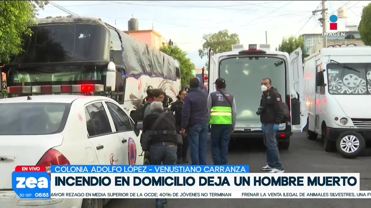 A news broadcast shows emergency responders at the scene of an incident involving a bus and ambulances, with text reading 'COLONIA ADOLFO LÓPEZ - VENUSTIANO CARRANZA', 'INCENDIO EN DOMICILIO DEJA UN HOMBRE MUERTO', and the 'zea' channel logo.