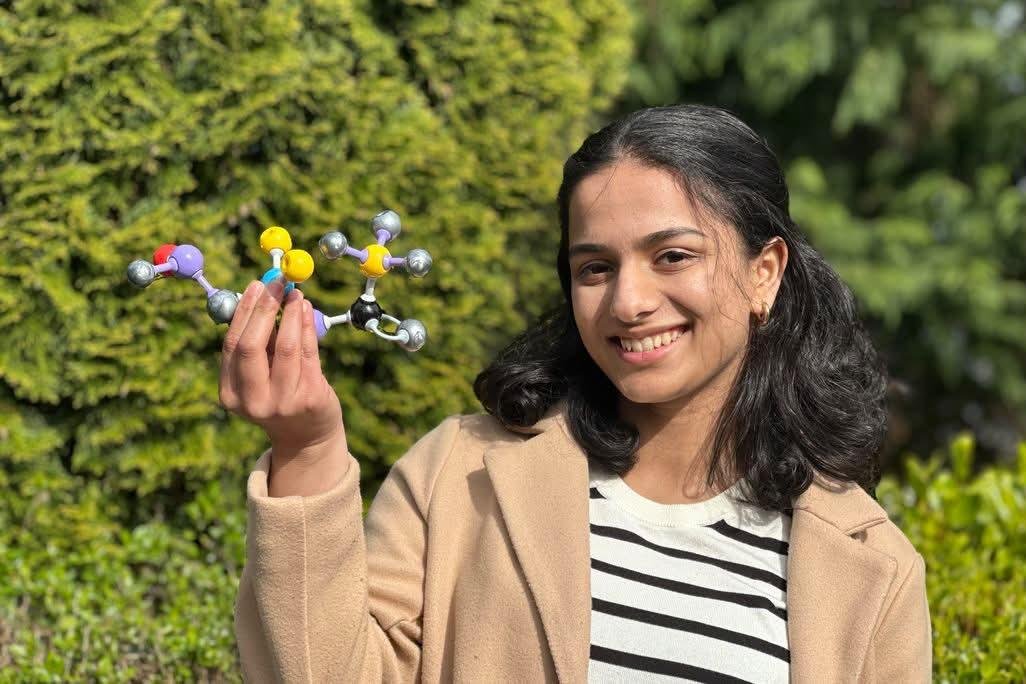 COVID19_disease's tweet photo. 🚨 BREAKTHROUGH: 18-year-old Arya Satheesh from Ireland has developed a plant-based plastic that can biodegrade and release an enzyme that helps break down other plastic waste.

A plastic that could actually help clean up plastic waste.🧵 https://t.co/waJAHdLZQS