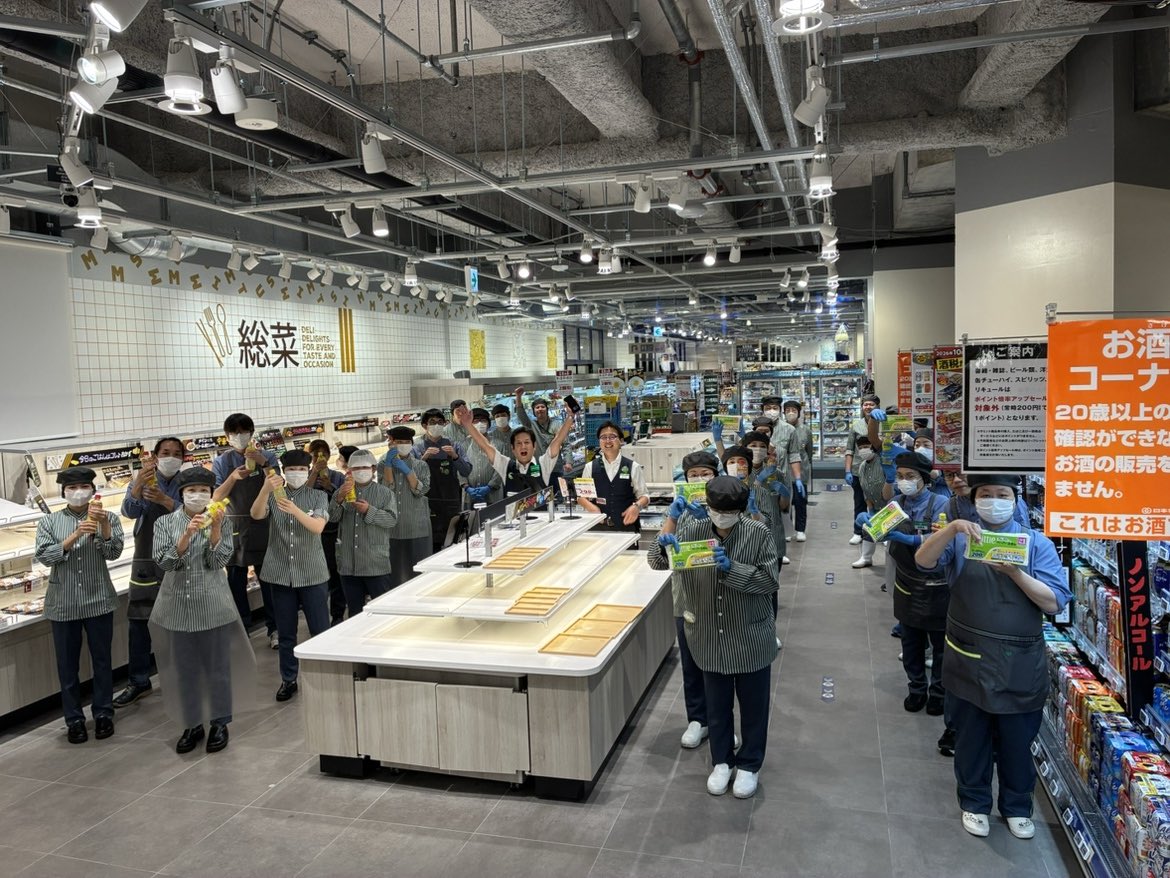 167summit's tweet photo. #deleteC大作戦 2026 ついにフィナーレ😭
#サミットストア 月島3丁目店最後の投稿いきます！
ラストはみんなで撮りました👍

あなたのアクションが、がん研究の寄付につながります！
みんなの力でがんを治せる病気に！！

#クレシア
#スコッティ
#サントリー
#CCレモン
#デカビタC https://t.co/ZsQpHANeWY