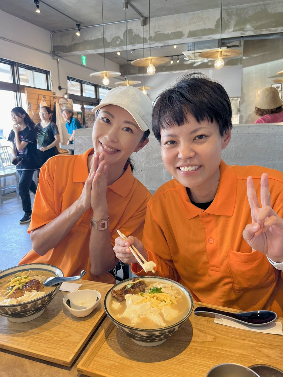 Nakama_Akiko's tweet photo. 今日は、宜野湾市のおどさんと、恩納村のさいとうまいこが応援に来てくれました🙌

一緒に党員としてがんばってた仲間が議員になってることは感慨深いです。
これから是々非々でしっかりと市民の声を伝えていってほしいです。
2人とも、真面目でがんばりやなので安心です🙌

政治家は、その地域のことがちゃんと好きな人がなってほしい。私もうるま市が大好きだし、沖縄が大好きです。
神谷さんも日本が大好きなんだろうなと思います。

そういうと、軍国主義にしたいとか、また戦争になるとか騒ぐ人たちがいますが、そうじゃない。
自分が生まれたその地域、コミュニティ、文化、そういうものを守りたいし、良いということを知っていれば、それが誇りにもなるし、誇りに思えば恥じるような行動はしないし、同じ仲間には幸せになってほしいと思う。

そんな気持ちが大事なんだと思います。
今日もうるま市回っていると、やっぱり素晴らしいなと感じます。
誰かのために頑張る人がいて、ゆとりがあって、文化があり、その地域にしかないものがたくさんある。
そしてうるま市に住んでいる人がうるま市がめちゃくちゃ大好き。伝わります🫶

頼むよ、がんばれよ、あんたは裏切るなよ、染まるなよ、
そんな声掛けをいただきました。

ありがとうございます！
そまりません！仲間も前島も忖度できません！

明日も石川方面まわります！よろしくお願いします。