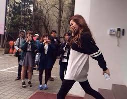 syjbase's tweet photo. Clarification: This photo of Jessica dates back to April 12, 2013.She was filming an outdoor segment for SBS's Running Man (Ep. 141) at a university campus, alongside fellow guest Eun Ji-won.

This post isn't about 930. I've deleted the post to avoid any misunderstandings https://t.co/GtL4NCR1cL