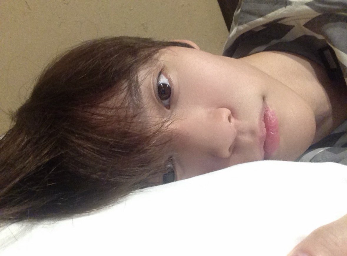 liilunes's tweet photo. เค้าก็ไม่ได้รอหอมแก้มอะไรหรอกนะ อื้อ ปกติก็ไม่ได้ต้องหอมทุกคืนอยู่แล้วนี่ เค้าก็โตแล้ว ไม่เห็นจะเป็นไรเลย … แต่ถ้าบี๋จะไม่หอมจริง ๆ ก็ไม่เป็นไร เค้าก็จะนอนเหมือนกัน เค้าจะไม่ฝันถึงบี๋ด้วย ไม่ได้งอนนะ 😕 https://t.co/tgHgL4mppF