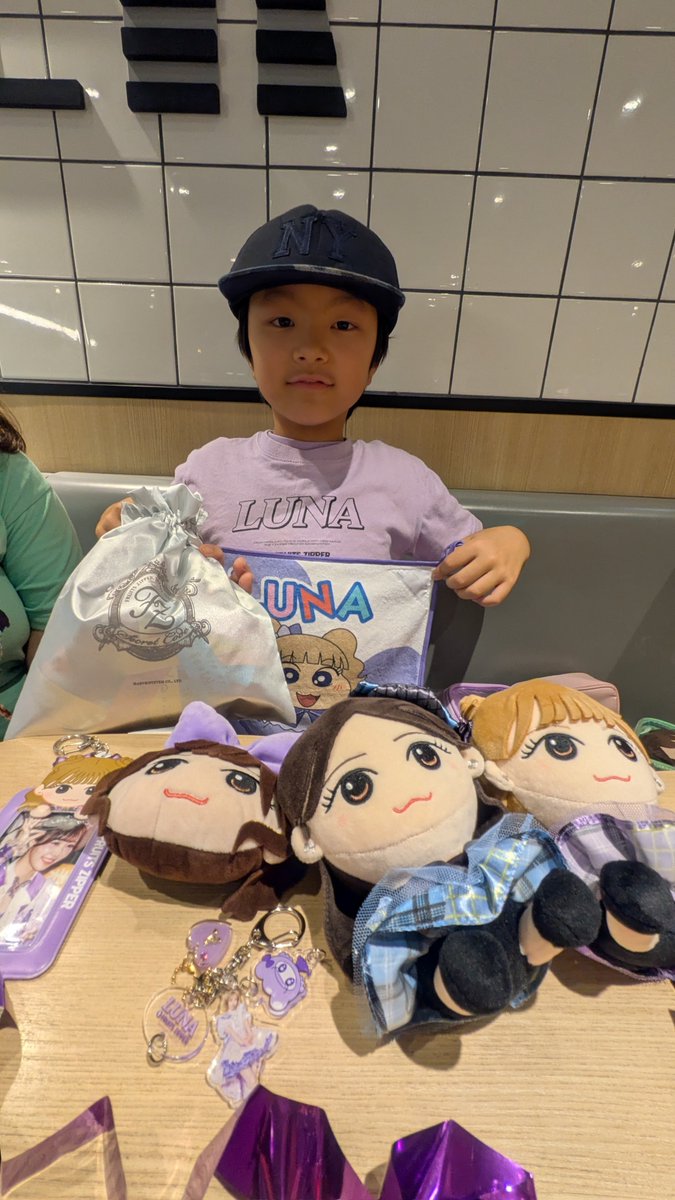 TENchana133's tweet photo. ふるっぱー6人の皆さん
ライブお疲れ様でした💕
最前列真ん中で見てた
るなぴ推しの小4の息子に
ファンサ20回以上貰えたと話してくれて
全員推しになりましたとのことです。
ばぁばも喜んでいて親孝行できました。
娘の書いた絵もくすっと笑ってくれて🥹
るなぴの分まで応援できました！ https://t.co/zNgwa5pLbH
