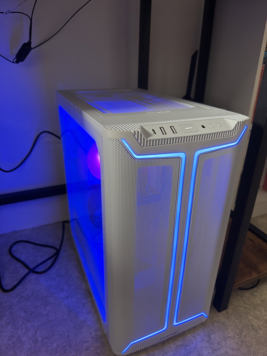 PampaPoulpe's tweet photo. Le bébé est à la maison, je répète, le bébé est à la maison ! 📺 #PC
Ma maman l’a vu et m’a dit que ça ressemblait un peu à sa poubelle de cuisine. 😭😂 #BeQuiet #Asus https://t.co/ABV4AAppAC