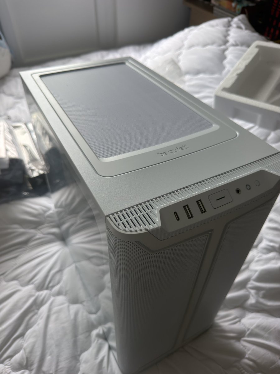 PampaPoulpe's tweet photo. Le bébé est à la maison, je répète, le bébé est à la maison ! 📺 #PC
Ma maman l’a vu et m’a dit que ça ressemblait un peu à sa poubelle de cuisine. 😭😂 #BeQuiet #Asus https://t.co/ABV4AAppAC