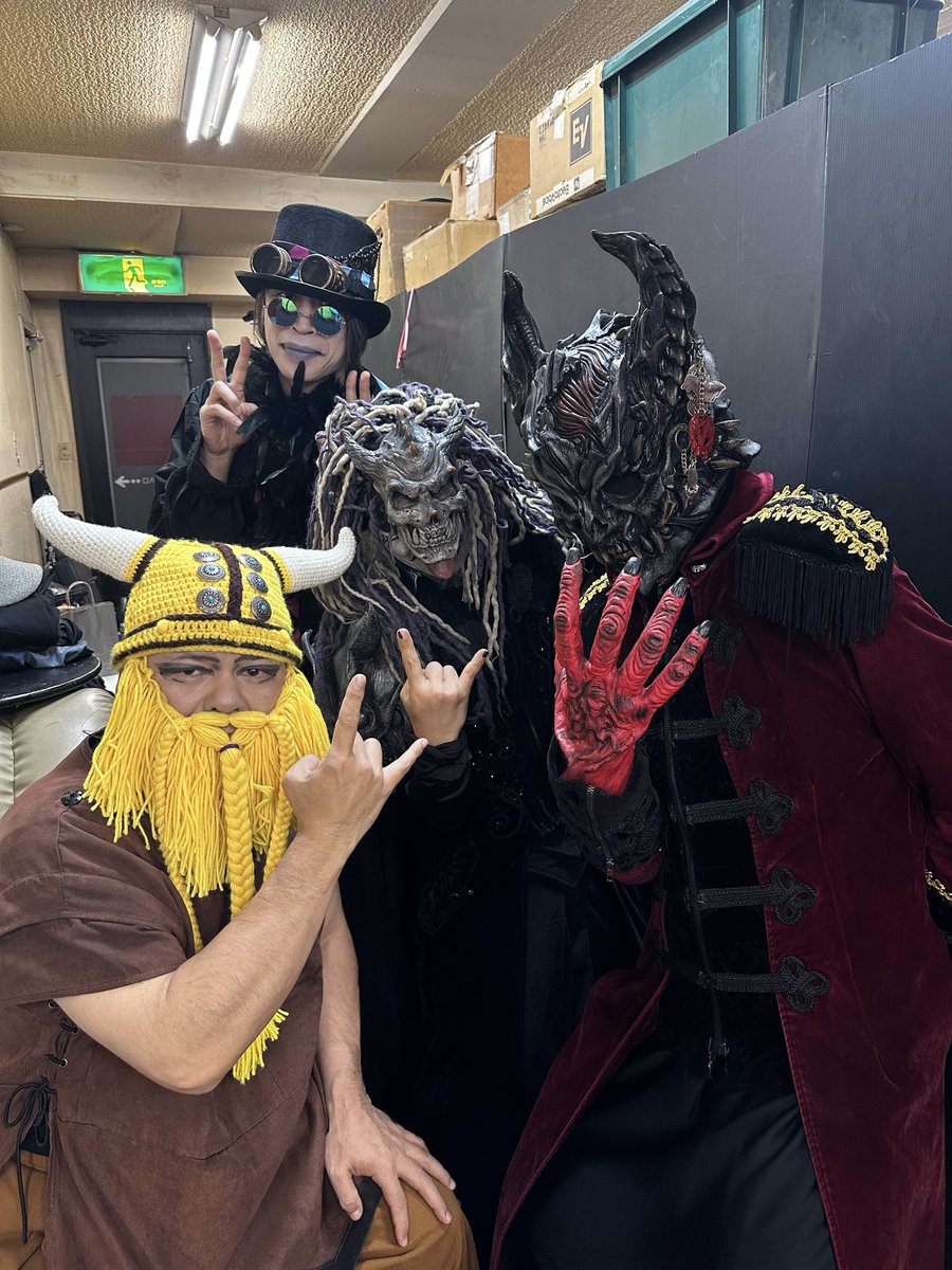 wester_5strings's tweet photo. 9/27ノW-バースデーショー③

JADE FOREST COMPANY🌲

コチラモ初共演！
オ互イ、異世界ヨリ森ノ民ガ初集結🌲
最高ノ宴ヲ作リ上ゲラレタコトヲ
嬉シク思ウ。

バイオリン🎻🎻ノ共演モ、叶ッタゾ🔥

本当ニアリガトウ！！

フハハハハハ🤘 https://t.co/oWI261blK0