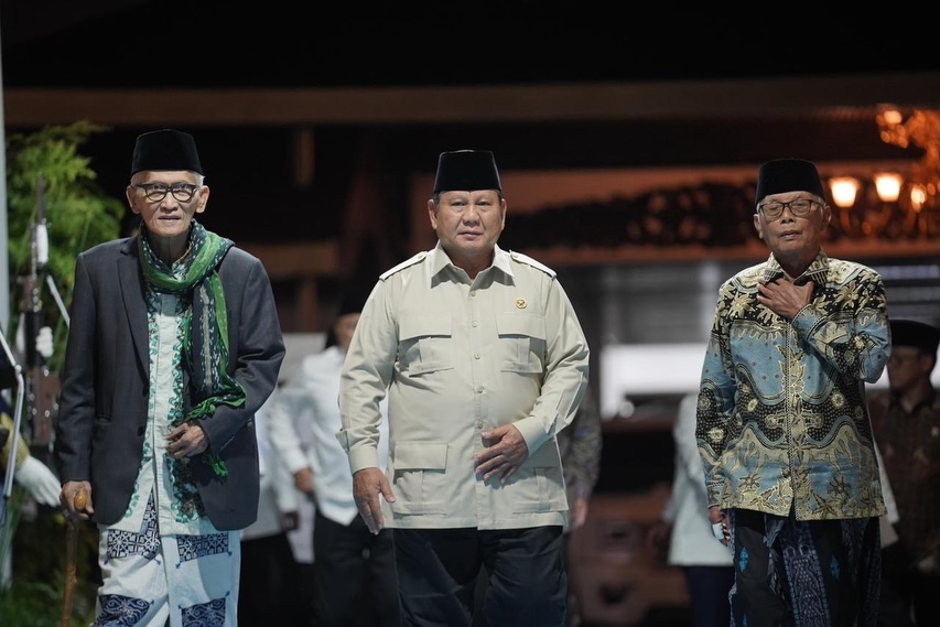EmilyBrook18641's tweet photo. Presiden menyelenggarakan silaturahmi bersama para kiai dan tokoh organisasi kemasyarakatan Islam, sekaligus membahas dinamika geopolitik terkini.

Pada pertemuan itu, Presiden menyatakan bahwa seluruh keputusan penting didasarkan pada prioritas raky... https://t.co/DzNKHdGhjm