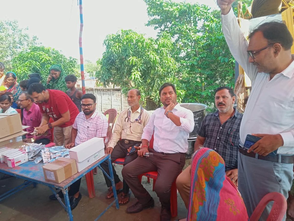 Dist_Gopalganj's tweet photo. कुचायकोट प्रखंड अंतर्गत कालामटिहनिया में अंचलाधिकारी की उपस्थिति में मेडिकल कैंप का संचालन.....
#samratchoudhary
#cmsamrat
#CommunityKitchen
#FloodRelief
#gopalganj https://t.co/NQamwr7cka