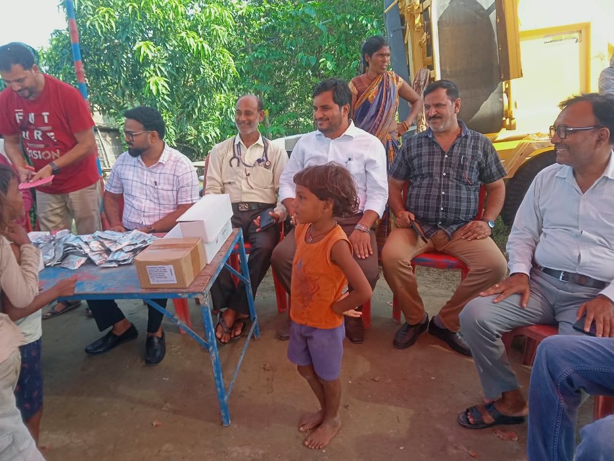 Dist_Gopalganj's tweet photo. कुचायकोट प्रखंड अंतर्गत कालामटिहनिया में अंचलाधिकारी की उपस्थिति में मेडिकल कैंप का संचालन.....
#samratchoudhary
#cmsamrat
#CommunityKitchen
#FloodRelief
#gopalganj https://t.co/NQamwr7cka