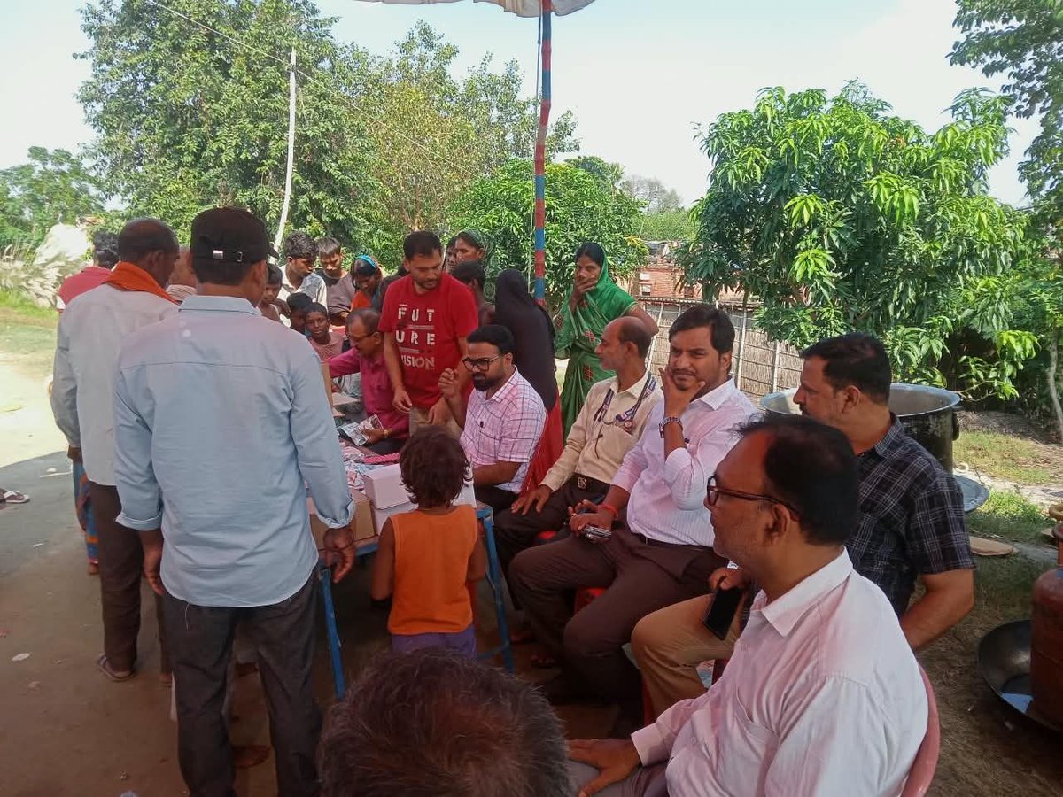Dist_Gopalganj's tweet photo. कुचायकोट प्रखंड अंतर्गत कालामटिहनिया में अंचलाधिकारी की उपस्थिति में मेडिकल कैंप का संचालन.....
#samratchoudhary
#cmsamrat
#CommunityKitchen
#FloodRelief
#gopalganj https://t.co/NQamwr7cka