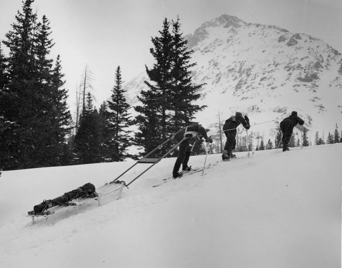 USNatArchives's tweet photo. The original caption to a photo of a soldier mid-obstacle course notes, “The Camp Hale course would be arduous enough anywhere, but when it is coupled with an altitude of almost 10,000 feet, the record of 10 3/4 minutes for the complete round is remarkable.” https://t.co/filFpdAMNy