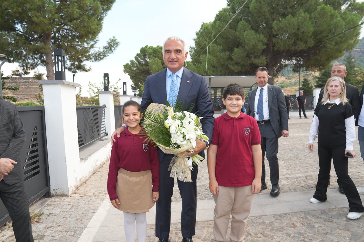 TCKulturTurizm's tweet photo. UNESCO Dünya Mirası Sardes ve Bintepe Lidya Tümülüsleri’nde kaçak kazılara karşı havadan gözetim dönemini başlattık.

Bakanımız @MehmetNuriErsoy, Manisa’da Sardes Antik Kenti ve Bintepe Lidya Tümülüsleri Havadan İzleme ve Güvenlik Merkezinin açılışını gerçekleştirdi.

Uzun menzilli ve gece görüş özellikli iki insansız hava aracıyla donatılan merkez, yaklaşık 75 kilometrekarelik alanda 120’den fazla anıt mezarın korunmasına hizmet edecek. Şüpheli hareketler ve kaçak kazı girişimleri Jandarma birimlerine hızla bildirilerek müdahale sağlanacak.

Önleyici korumayı güçlendiren bu pilot uygulama, geniş alanlara yayılan diğer arkeolojik bölgeler için de yeni koruma tedbirlerinin geliştirilmesine katkı sunacak.