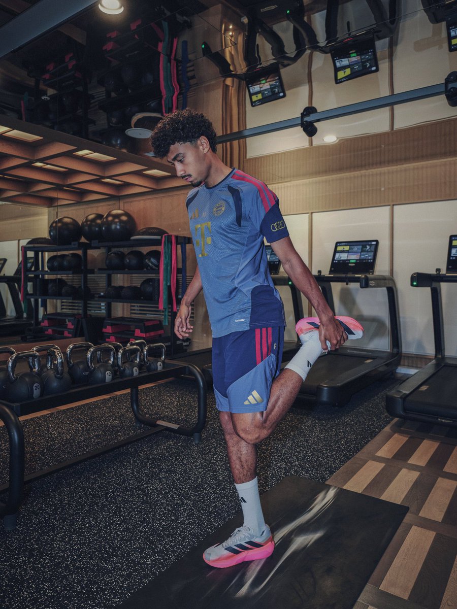 FCBayernUS's tweet photo. Strength AND speed, locked in 🤝🔒 
  
 Adizero Dropset Pro. Built to lift heavy AND move fast. 💨💪 

 #AdizeroDropset #GoFullHybrid https://t.co/556CvY6iVE