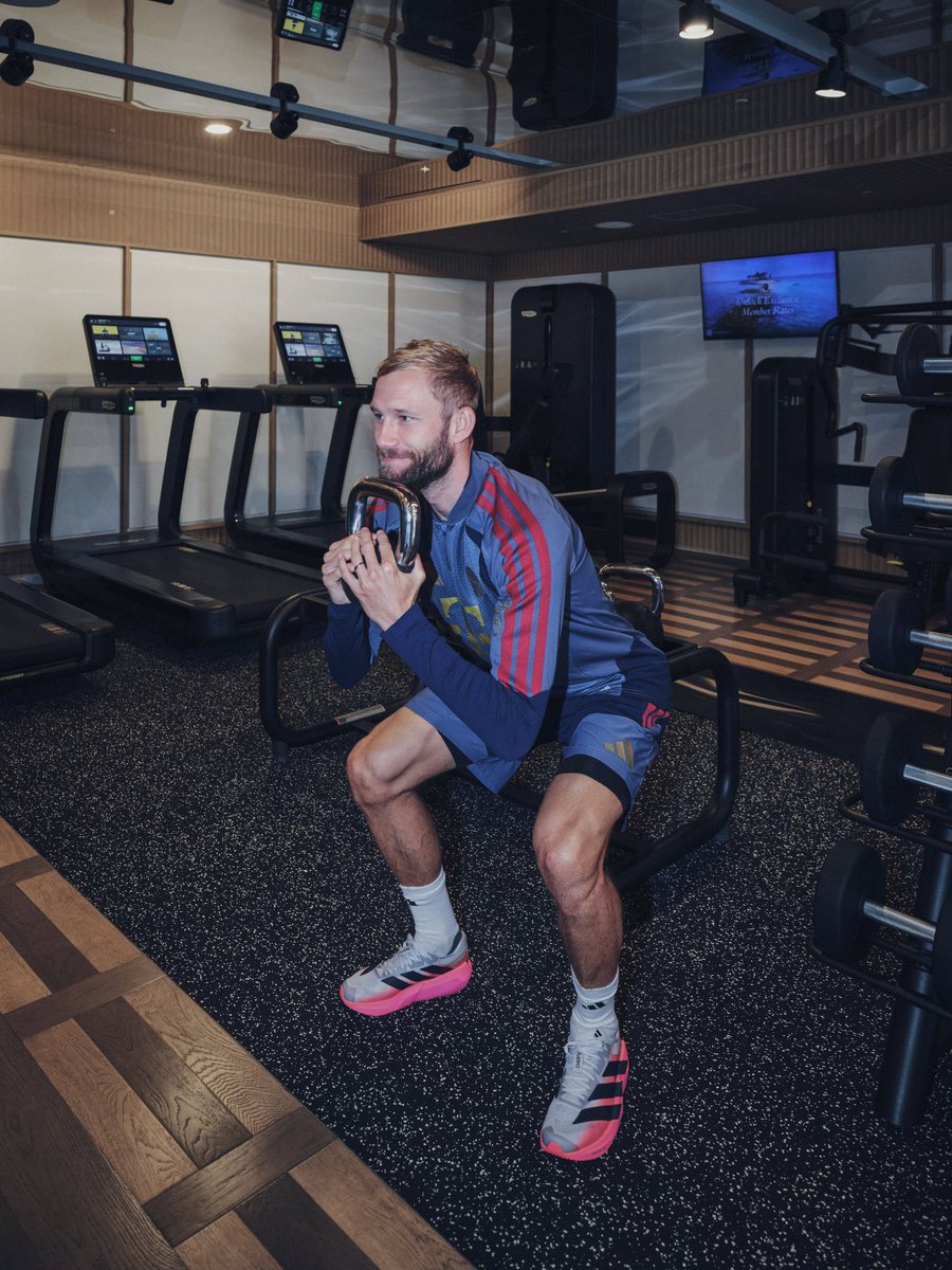FCBayernUS's tweet photo. Strength AND speed, locked in 🤝🔒 
  
 Adizero Dropset Pro. Built to lift heavy AND move fast. 💨💪 

 #AdizeroDropset #GoFullHybrid https://t.co/556CvY6iVE