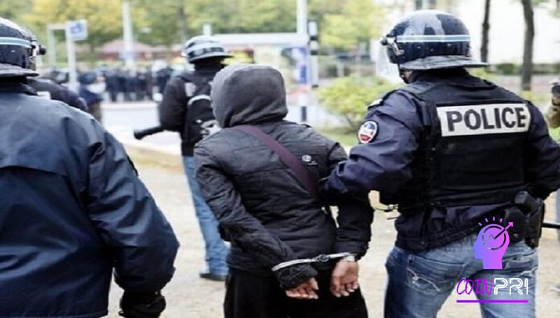 ScpnCommissaire's tweet photo. 🚨 LYCÉENS : MANIFESTER EST UN DROIT. BRÛLER, CASSER, AGRESSER, C’EST DE LA DÉLINQUANCE.
La mobilisation fait partie de l’apprentissage du #Civisme et de la démocratie. À 16 ans, on peut contester, revendiquer, manifester. Mais il existe une ligne rouge : la violence.
Une minorité la franchit : personnels de l’#ÉducationNationale et #Policiers blessés, barricades, incendies, mortiers, cagoules, jets de projectiles et même des faits impliquant de l’acide contre les forces de l’ordre.
Feux, mortiers, cagoules, agressions : ce sont des modes opératoires que l’on retrouve dans les #ViolencesUrbaines, pas les instruments du débat démocratique.
Ne faisons aucun amalgame : quelques violents ne doivent pas confisquer la parole de milliers de #Lycéens pacifiques ni discréditer leurs revendications.
Et les adultes, particulièrement les responsables politiques, ont un devoir : apaiser, jamais attiser. Soutenir une revendication est légitime. Donner une légitimité à la violence ou souffler sur les braises face à des mineurs est irresponsable.
Les adultes ne peuvent pas jouer les pyromanes avec la colère des enfants.
#Lycées #Sécurité #Police #Éducation