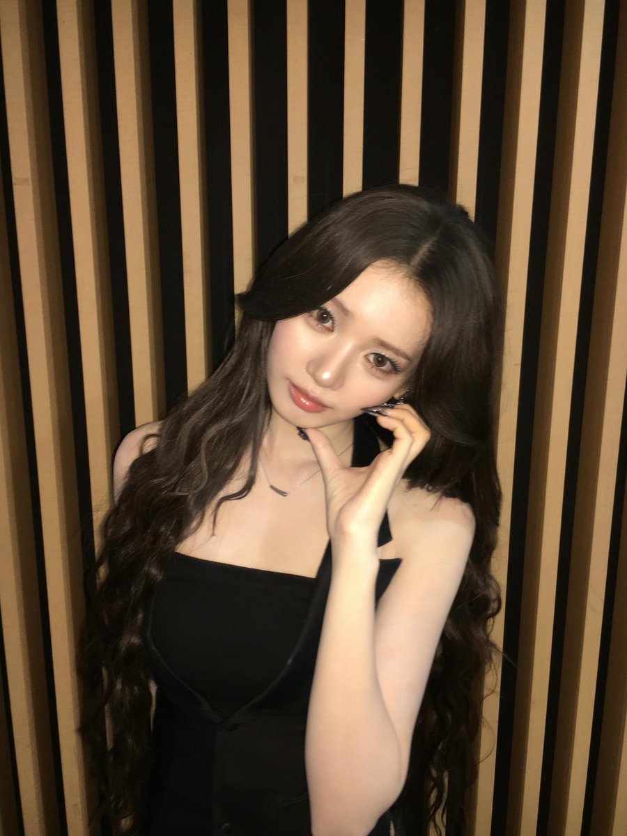 kuma_MONSTIEZ's tweet photo. 18歳とは思えないくらい大人っぽいビジュで美しい✨️ のに2枚目はなにか物欲しそうな目で口をとがらせてるの可愛いすぎる‼️ https://t.co/OR29YIL99h
