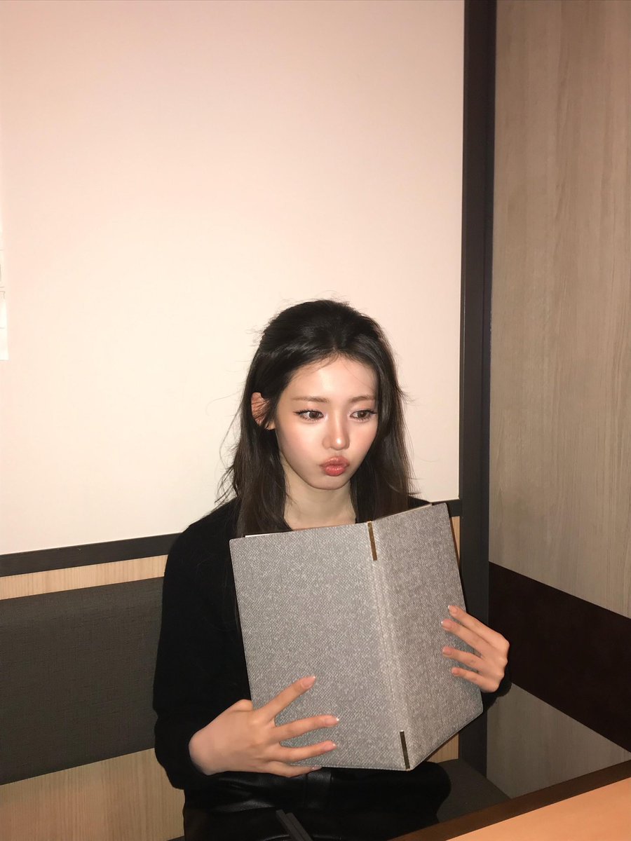kuma_MONSTIEZ's tweet photo. 18歳とは思えないくらい大人っぽいビジュで美しい✨️ のに2枚目はなにか物欲しそうな目で口をとがらせてるの可愛いすぎる‼️ https://t.co/OR29YIL99h