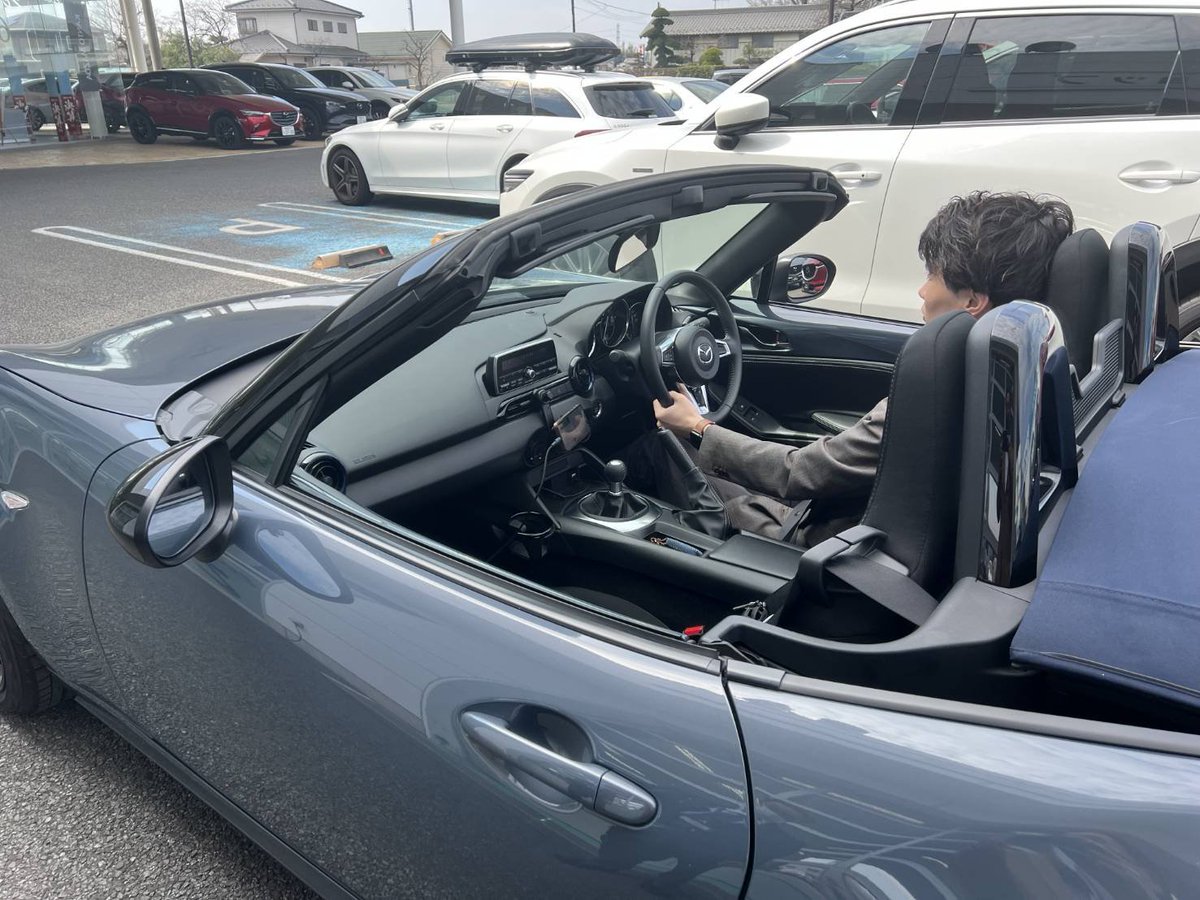 6022g's tweet photo. 20でND買った訳だけど、
納車された日、営業のお爺さんが言っていたコトが未だに印象的です。

いいですか、これはもうあなたの車です。
今日はゆっくり走ってください。
飛ばすのはいつでもできます。
あなたの車です。

いつか誰かに言いたいな。 https://t.co/OeZBsmmj66