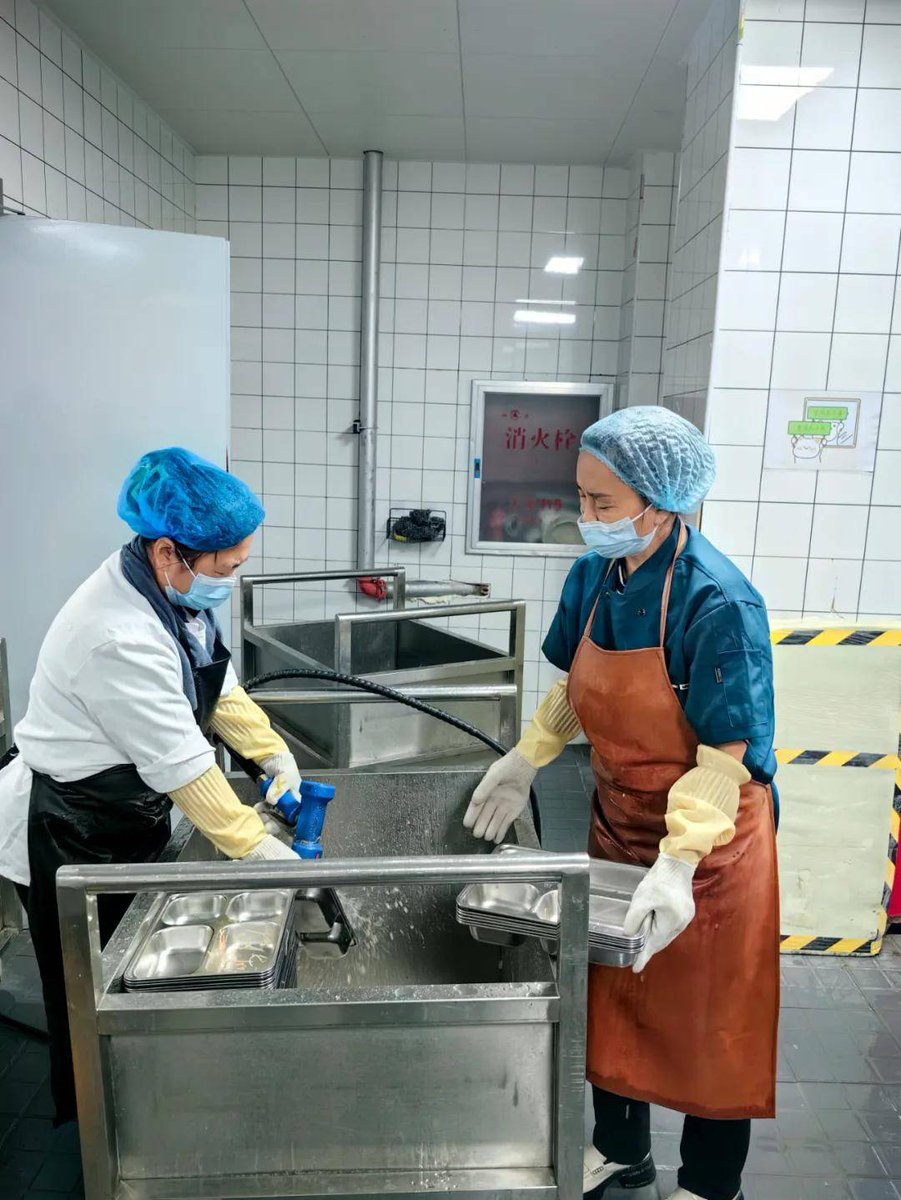 elsa64816186's tweet photo. Handling food safety Clear food residues (释) on grills, control sauce spillage (卤) tightly, and punish any violation (惩) of kitchen rules for safe, neat meals! https://t.co/T8Holq2Odt