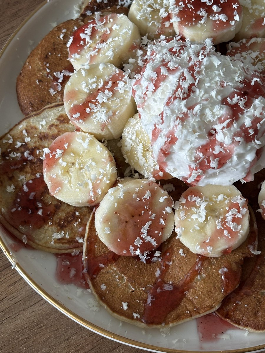melcriesalot's tweet photo. banana pancakes with white chocolate shavings. i burnt my finger. https://t.co/N50gLF62PH