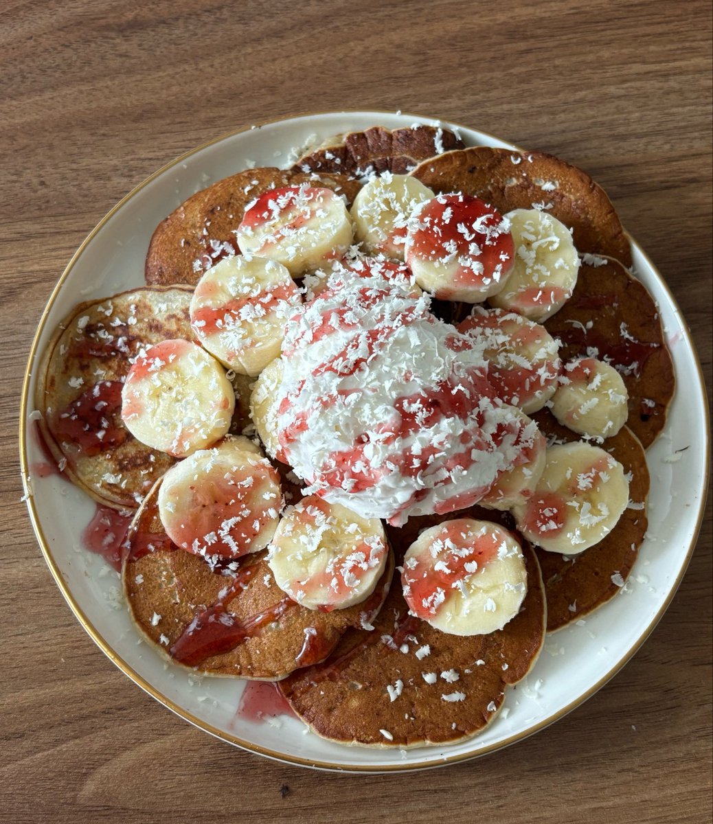 melcriesalot's tweet photo. banana pancakes with white chocolate shavings. i burnt my finger. https://t.co/N50gLF62PH