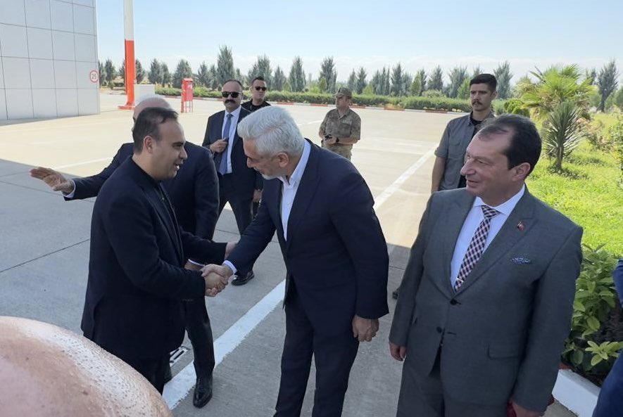 GalipEnsarioglu's tweet photo. Şanlıurfa’daki programlarına katılmak üzere Diyarbakır Havalimanımıza gelen Sanayi ve Teknoloji Bakanımız Sayın Mehmet Fatih Kacır’ı karşılayarak karayoluyla Şanlıurfa’ya uğurladık. https://t.co/AsrngUsZIr