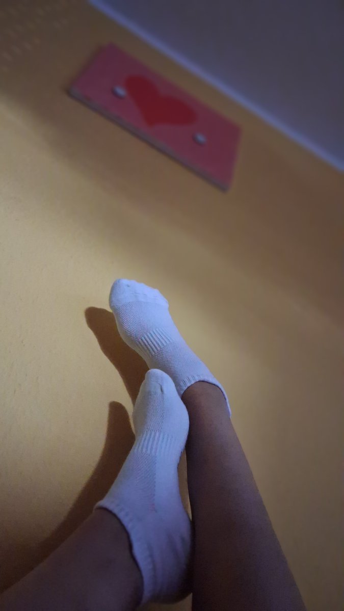 avalumi6's tweet photo. Ich weiß ,dass dir dieser Anblick nicht reicht.  Stell dich nicht so an,meine Socken können aus 
#feetworshi̇p https://t.co/qoNn9WWB1t